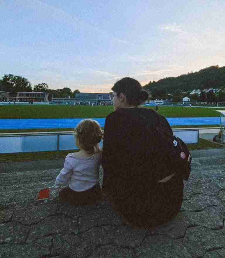 Foto von hinten. Corinne und ihre Nichte sitzen nebeneinander